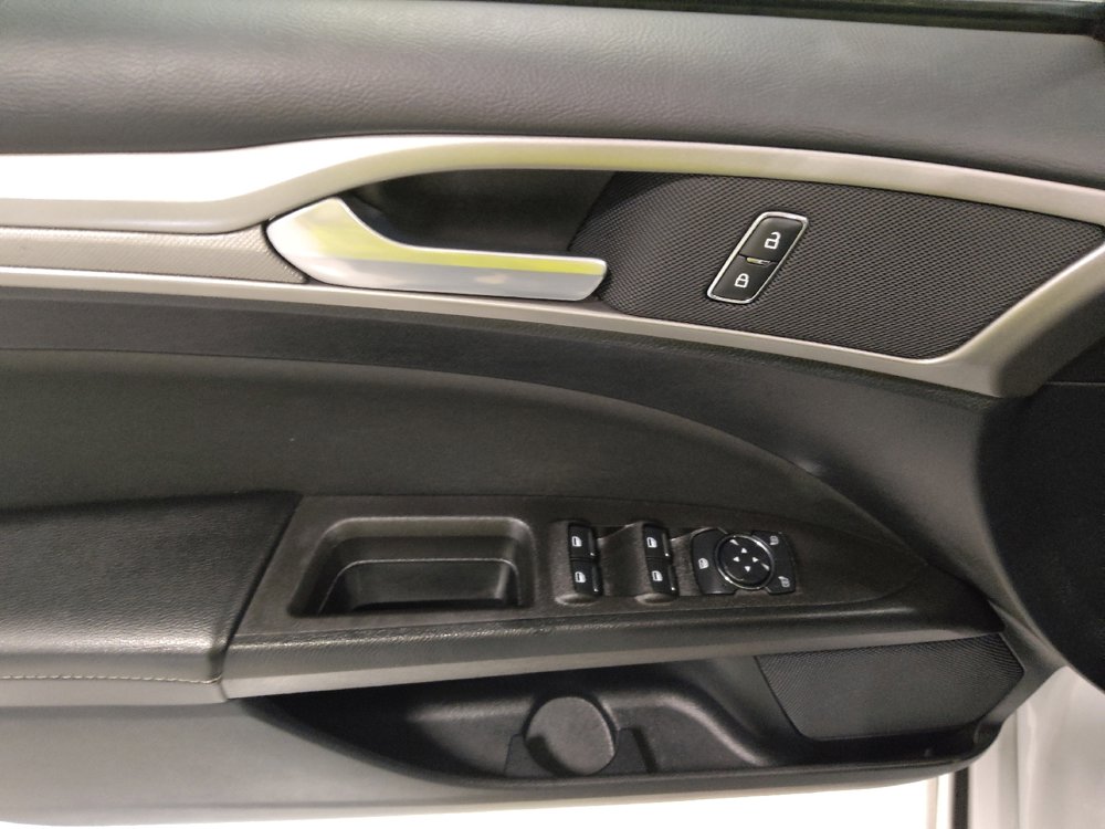 Used 2020 Ford Fusion SE FWD image 27