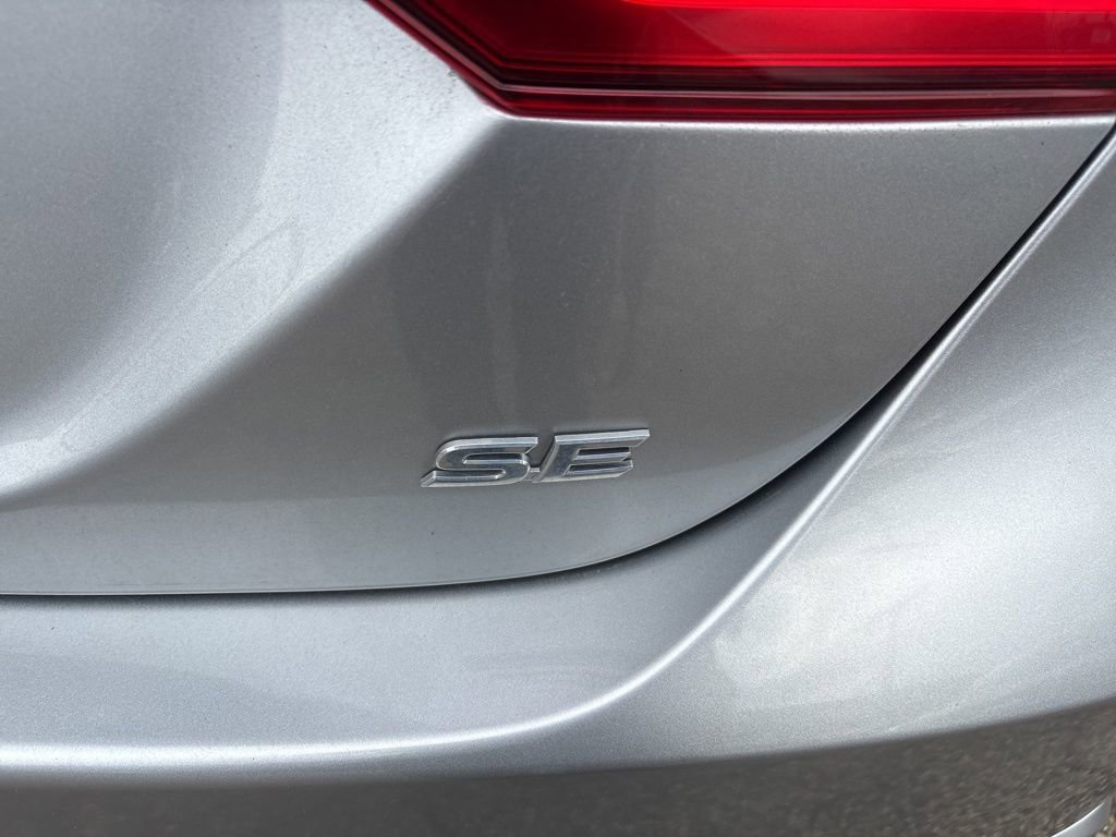 Used 2021 Toyota Camry SE image 4