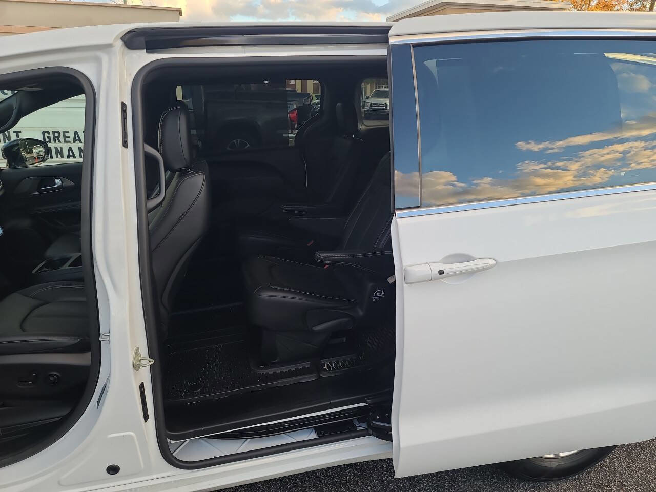 Used 2025 Chrysler Pacifica Select FWD image 27