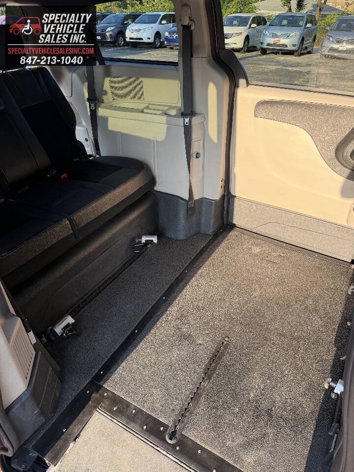 Used 2018 Dodge Grand Caravan SXT FWD image 13