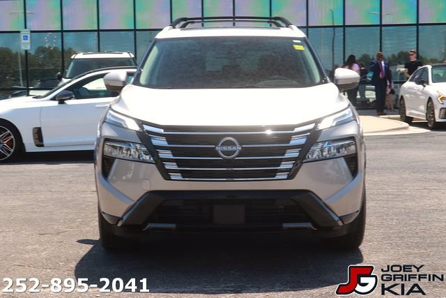 Used 2025 Nissan Rogue Platinum w/ Platinum Premium Package FWD image 2