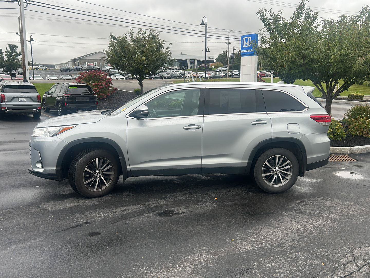 Used 2019 Toyota Highlander XLE AWD/4WD image 4