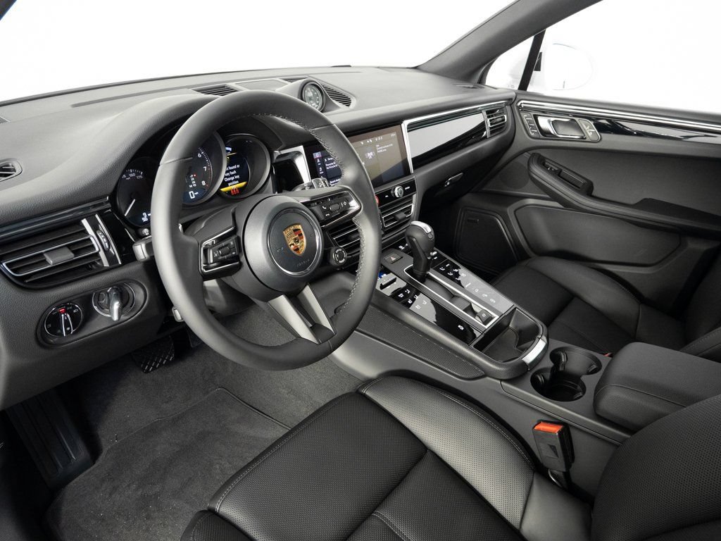 Certified 2026 Porsche Macan AWD/4WD image 4