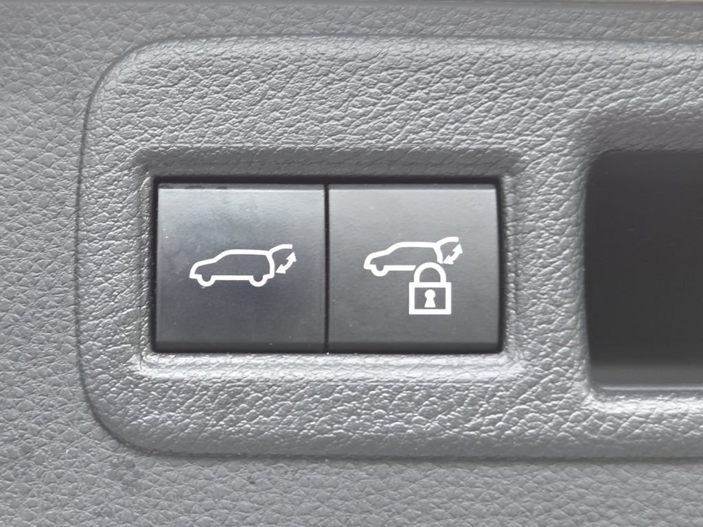 Used 2024 Toyota Venza XLE AWD/4WD image 25