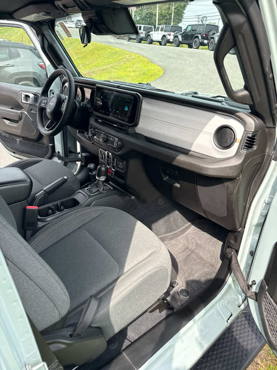 Used 2024 Jeep Wrangler Unlimited AWD/4WD image 17
