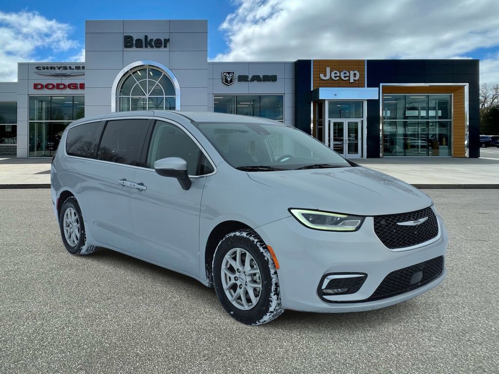 Used 2023 Chrysler Pacifica Touring-L image 1