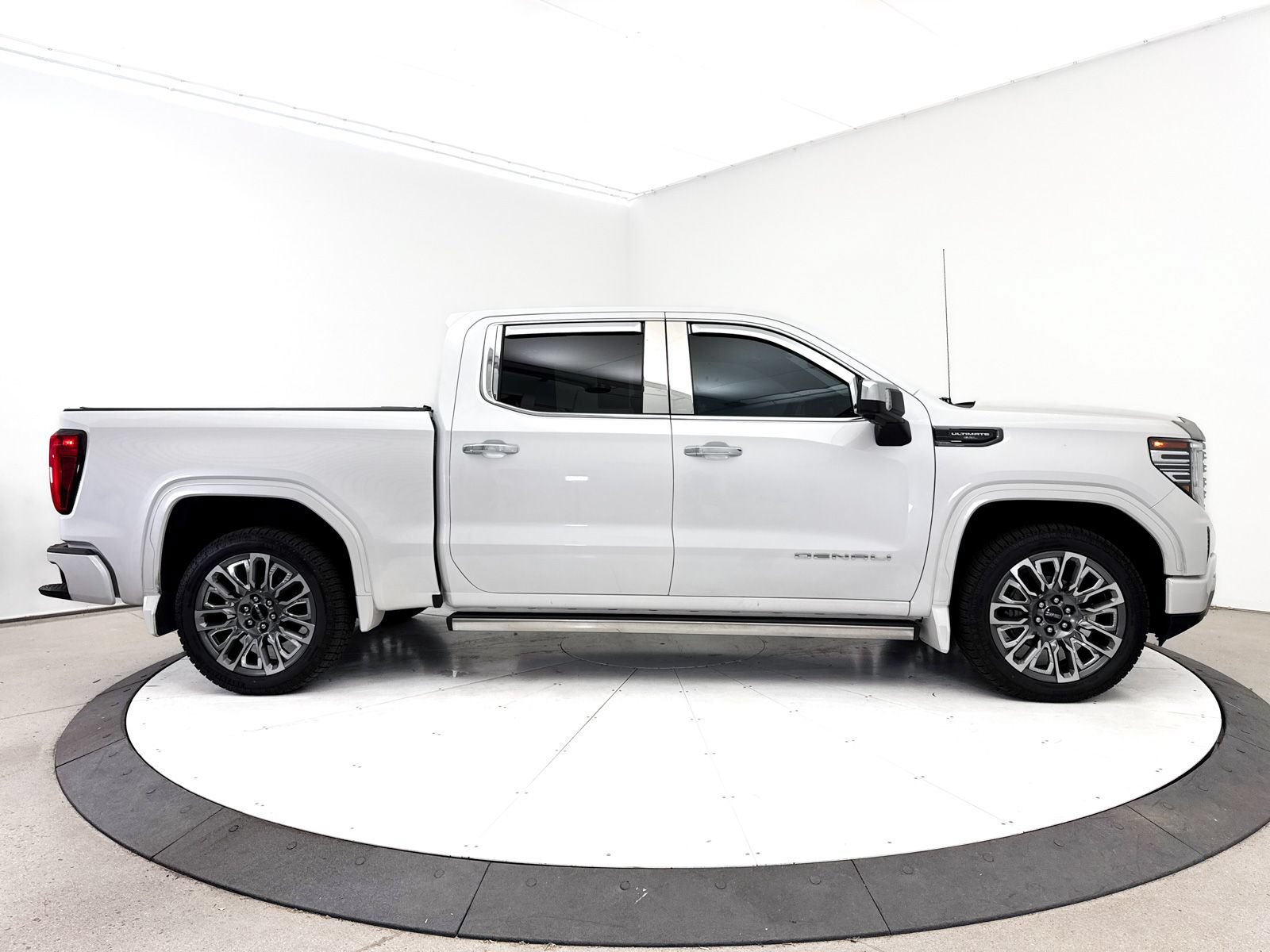 Used 2023 GMC Sierra 1500 Denali Ultimate AWD/4WD image 38