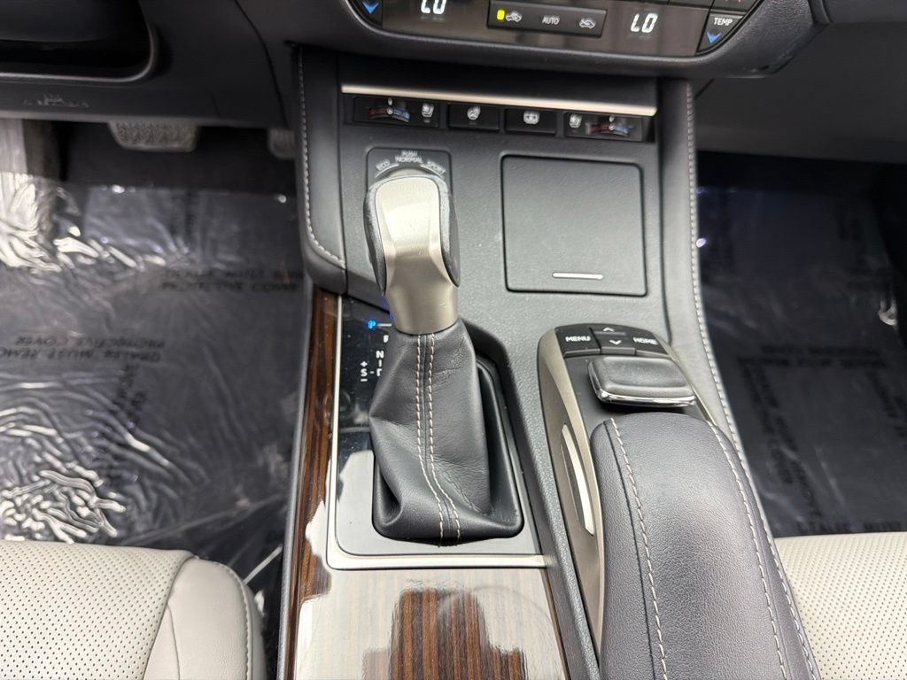 Used 2016 Lexus ES 350 w/ Luxury Package w/Wood Trim FWD image 15