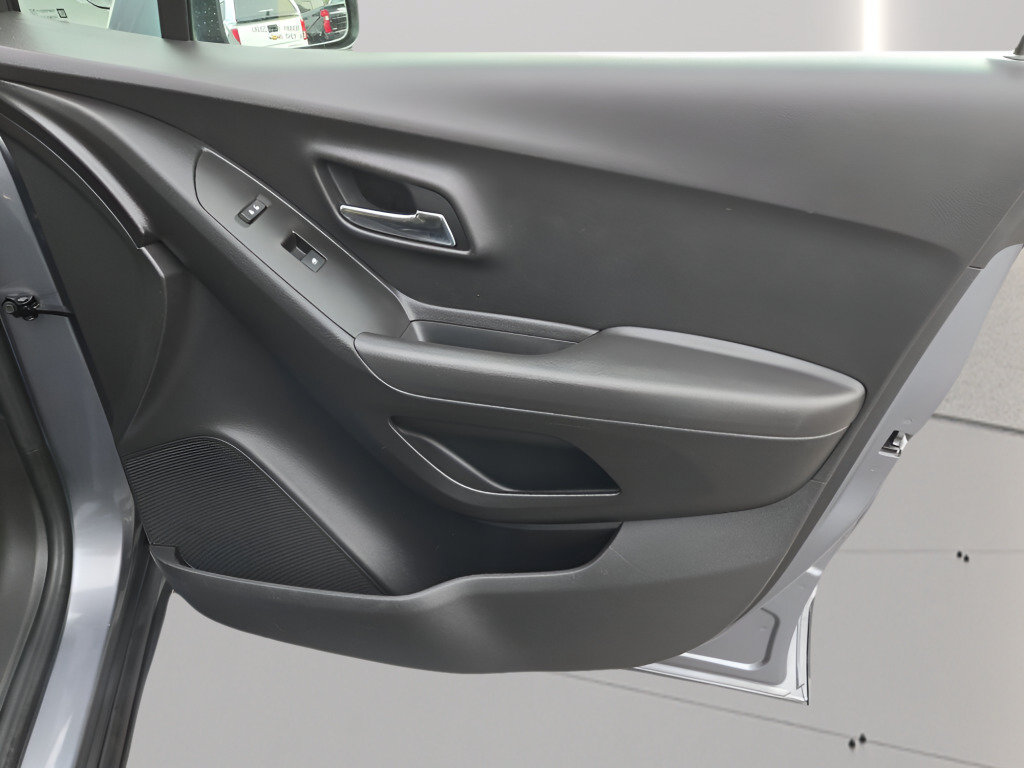 Certified 2019 Chevrolet Trax LT w/ LT Convenience Package FWD image 5