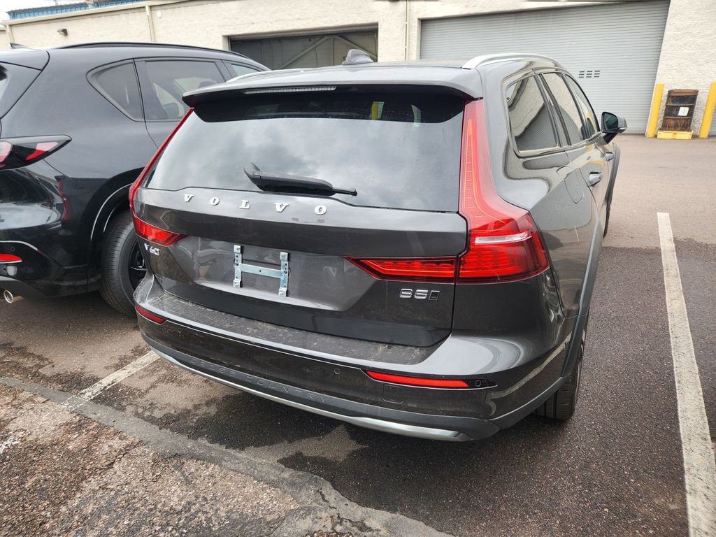 Used 2025 Volvo V60 B5 Cross Country Plus AWD/4WD image 10