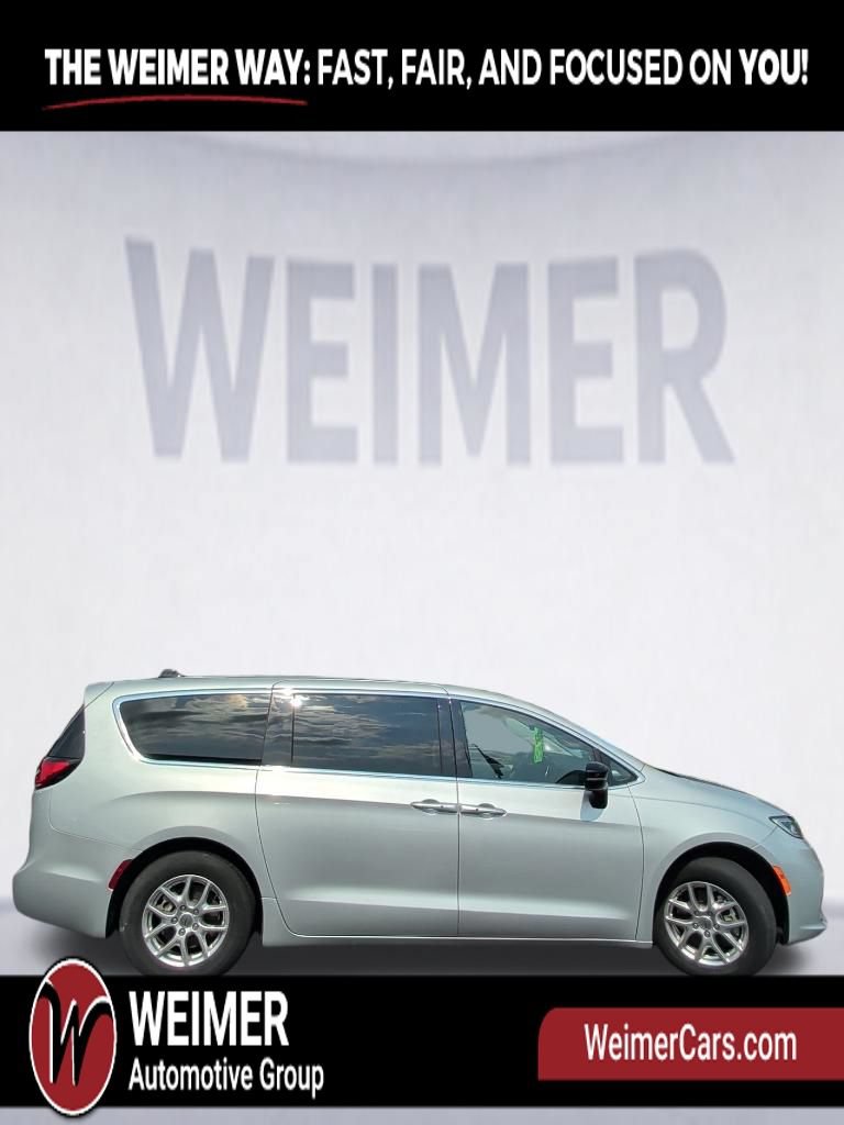 Used 2024 Chrysler Pacifica Touring-L FWD image 8