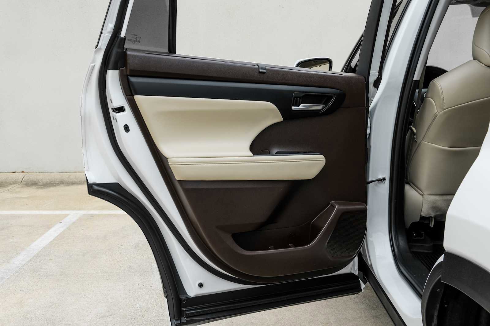 Used 2021 Toyota Highlander XLE image 46