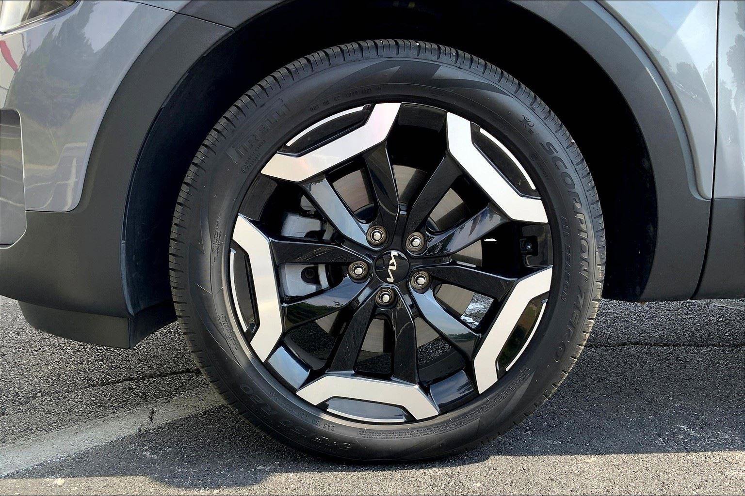 Used 2024 Kia Telluride EX w/ EX Captain's Chair Package image 9