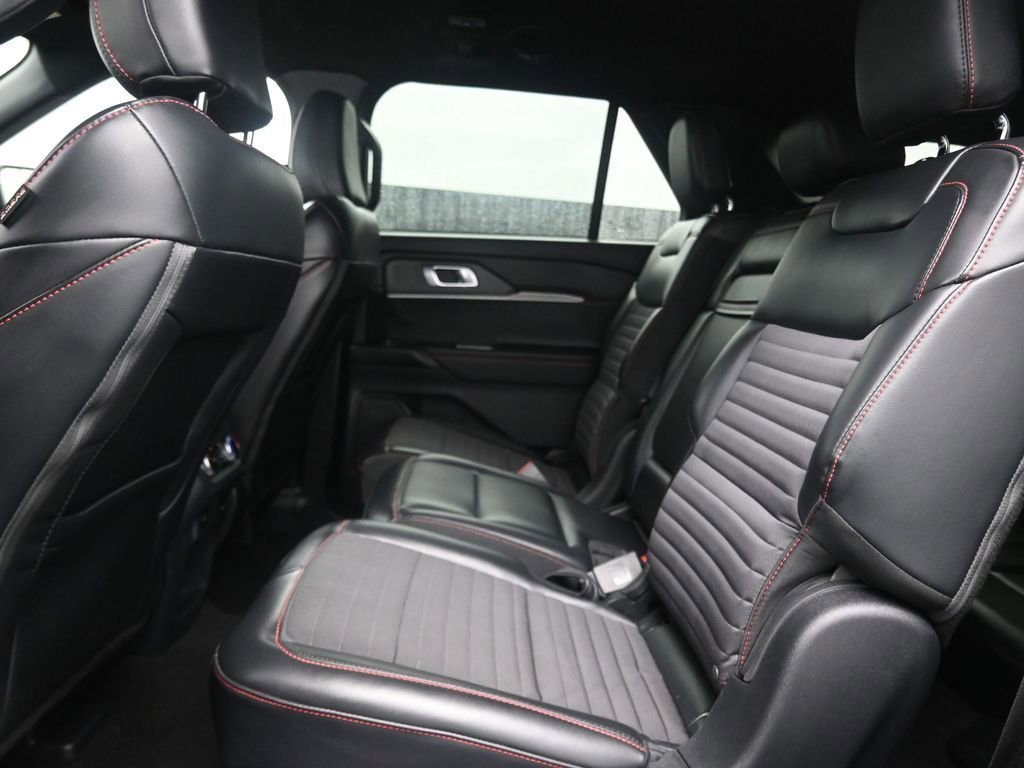 Used 2025 Ford Explorer ST-Line w/ ST-Line Street Pack image 18