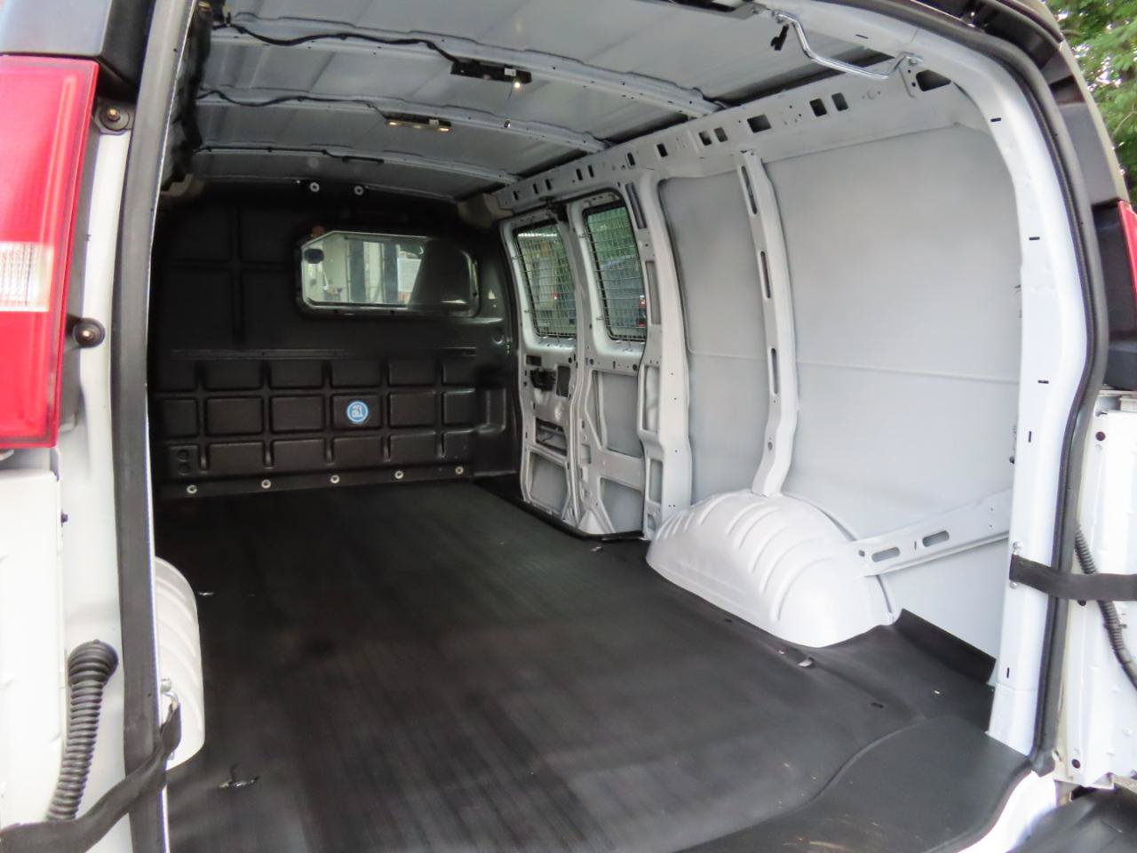 Used 2018 Chevrolet Express 2500 w/ Driver Convenience Package RWD image 16