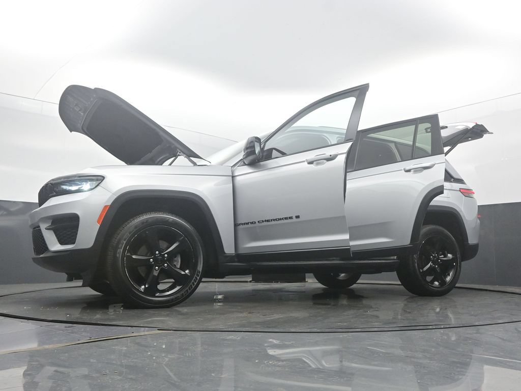 Used 2024 Jeep Grand Cherokee Altitude AWD/4WD image 71