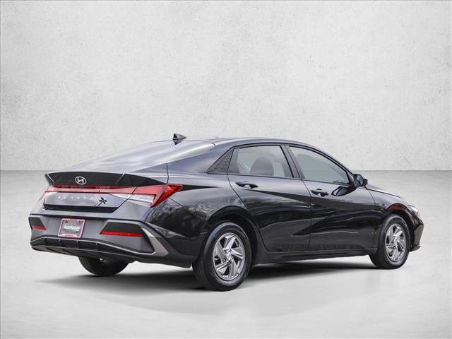 Certified 2025 Hyundai Elantra SE image 5