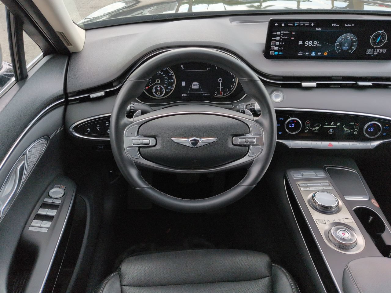 Used 2025 Genesis GV70 2.5T AWD/4WD image 17