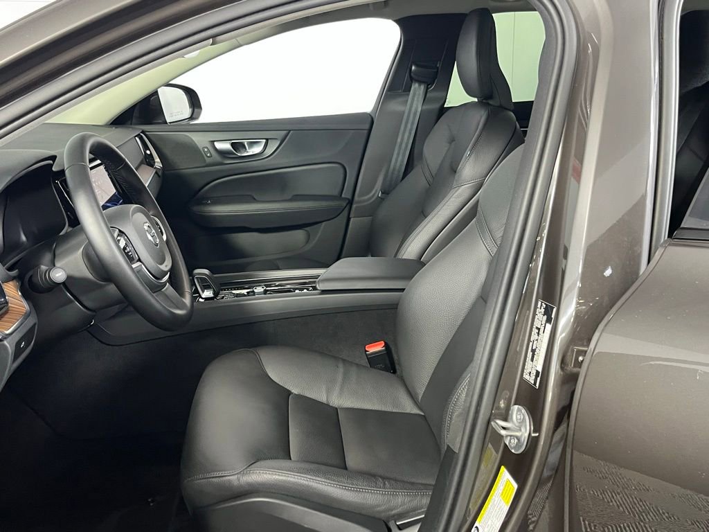 Used 2025 Volvo V60 B5 Cross Country Plus image 20