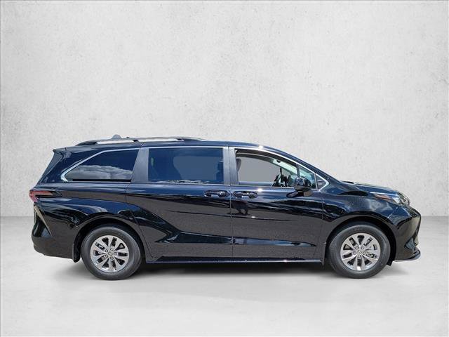Used 2026 Toyota Sienna LE FWD image 4