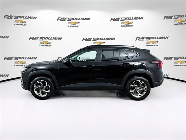 Used 2025 Chevrolet Trax LT w/ LT Convenience Package image 4