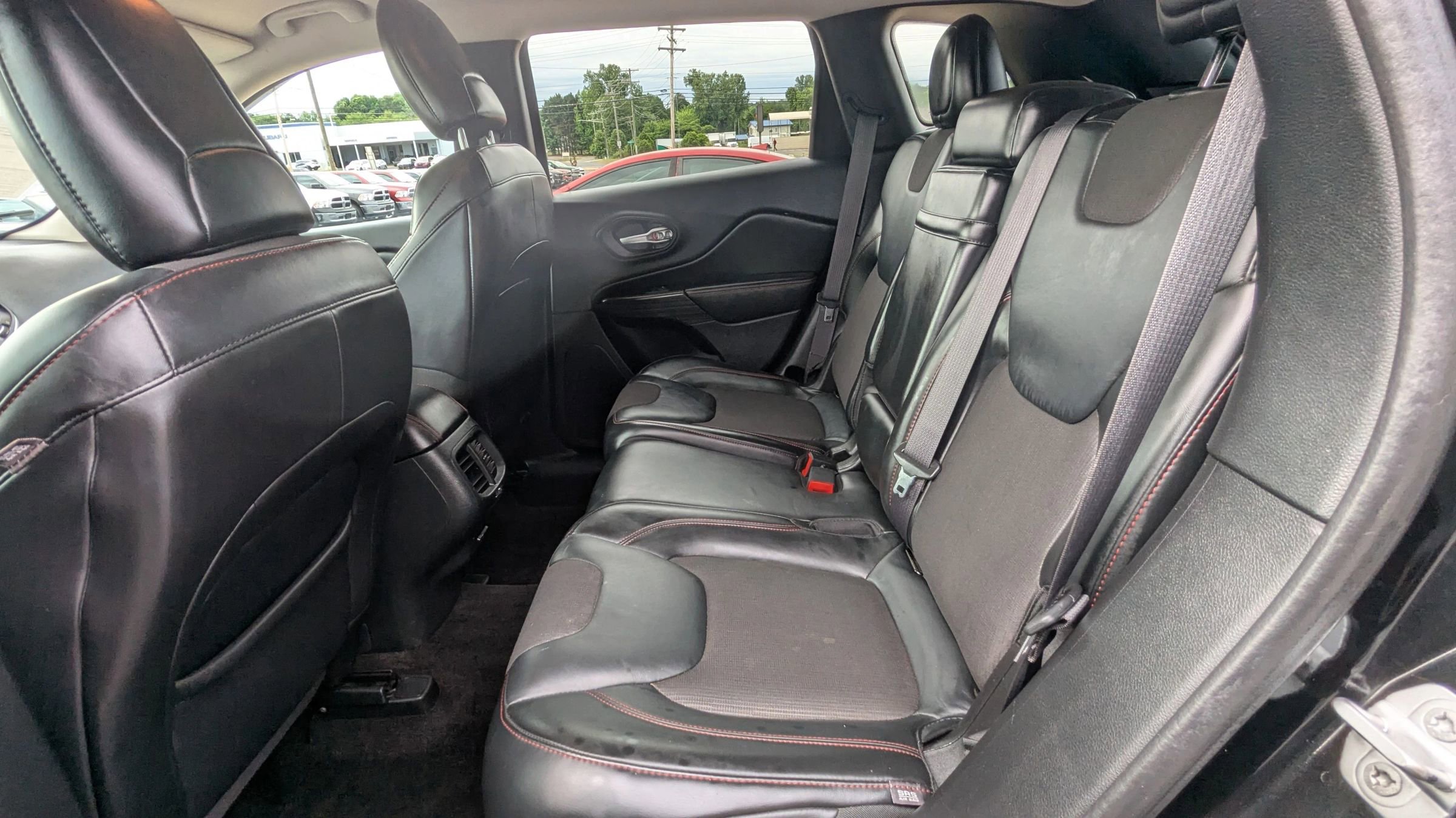Used 2016 Jeep Cherokee Trailhawk w/ Comfort/Convenience Group AWD/4WD image 16