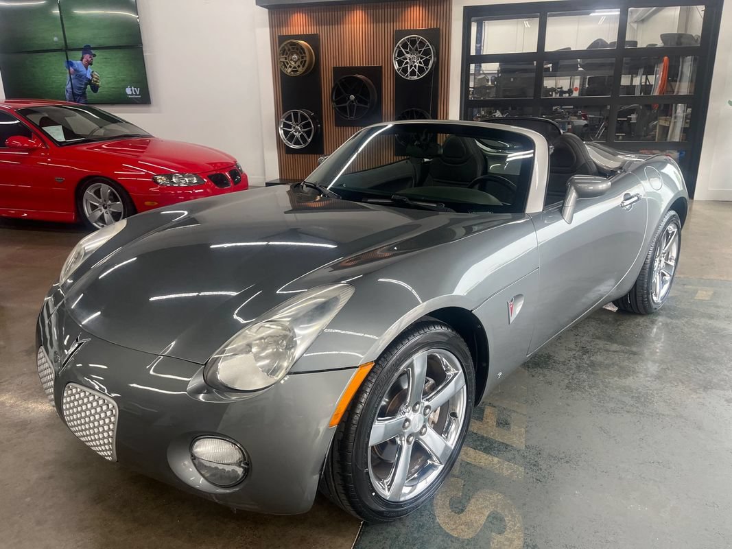 Used 2007 Pontiac Solstice Convertible w/ Premium Package RWD image 3