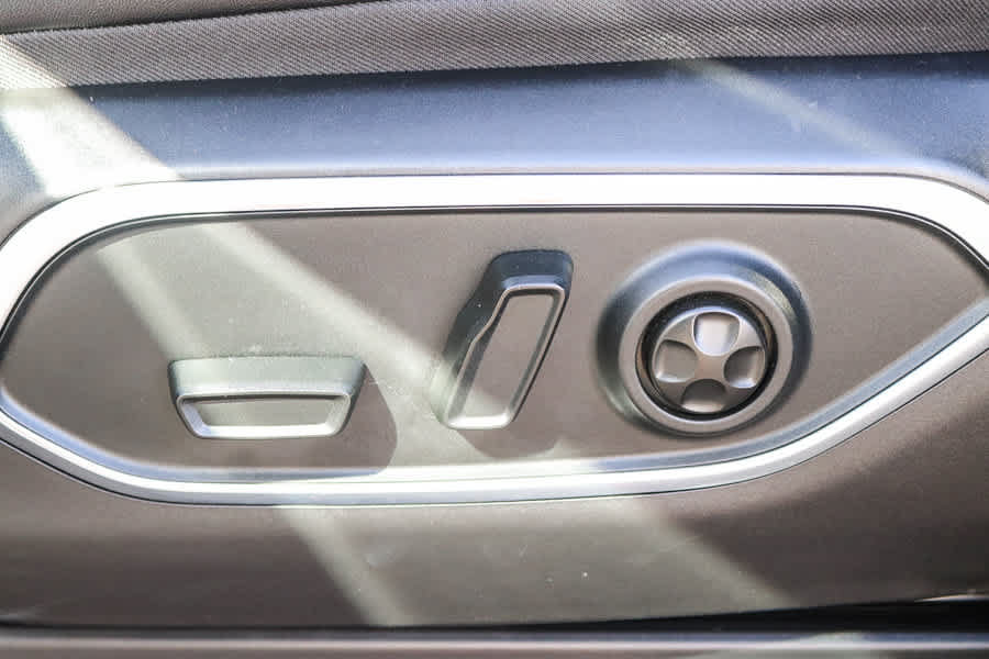 Used 2024 Jeep Wagoneer L Series II RWD image 23