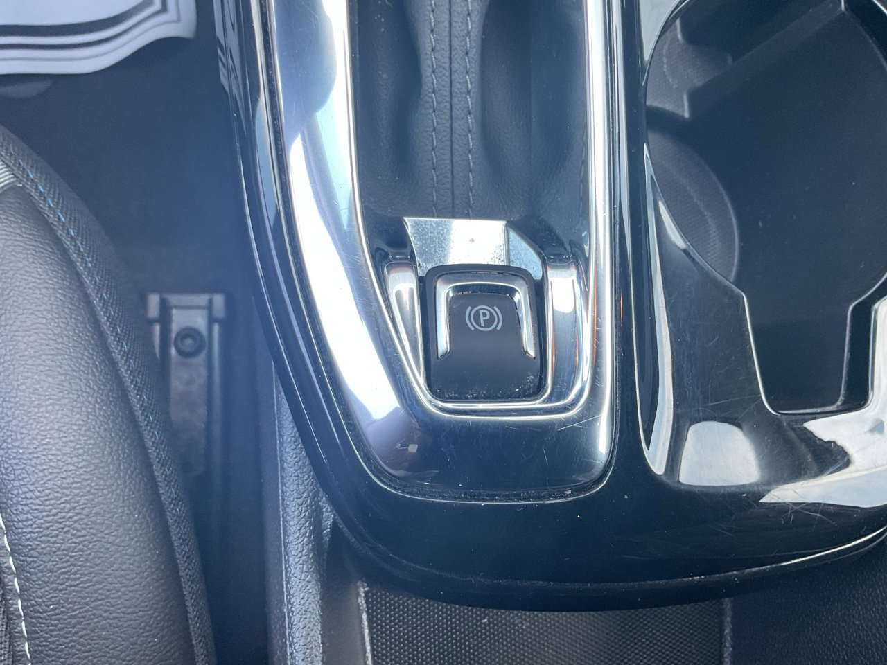 Used 2025 Chevrolet Trax LT w/ LT Convenience Package FWD image 21