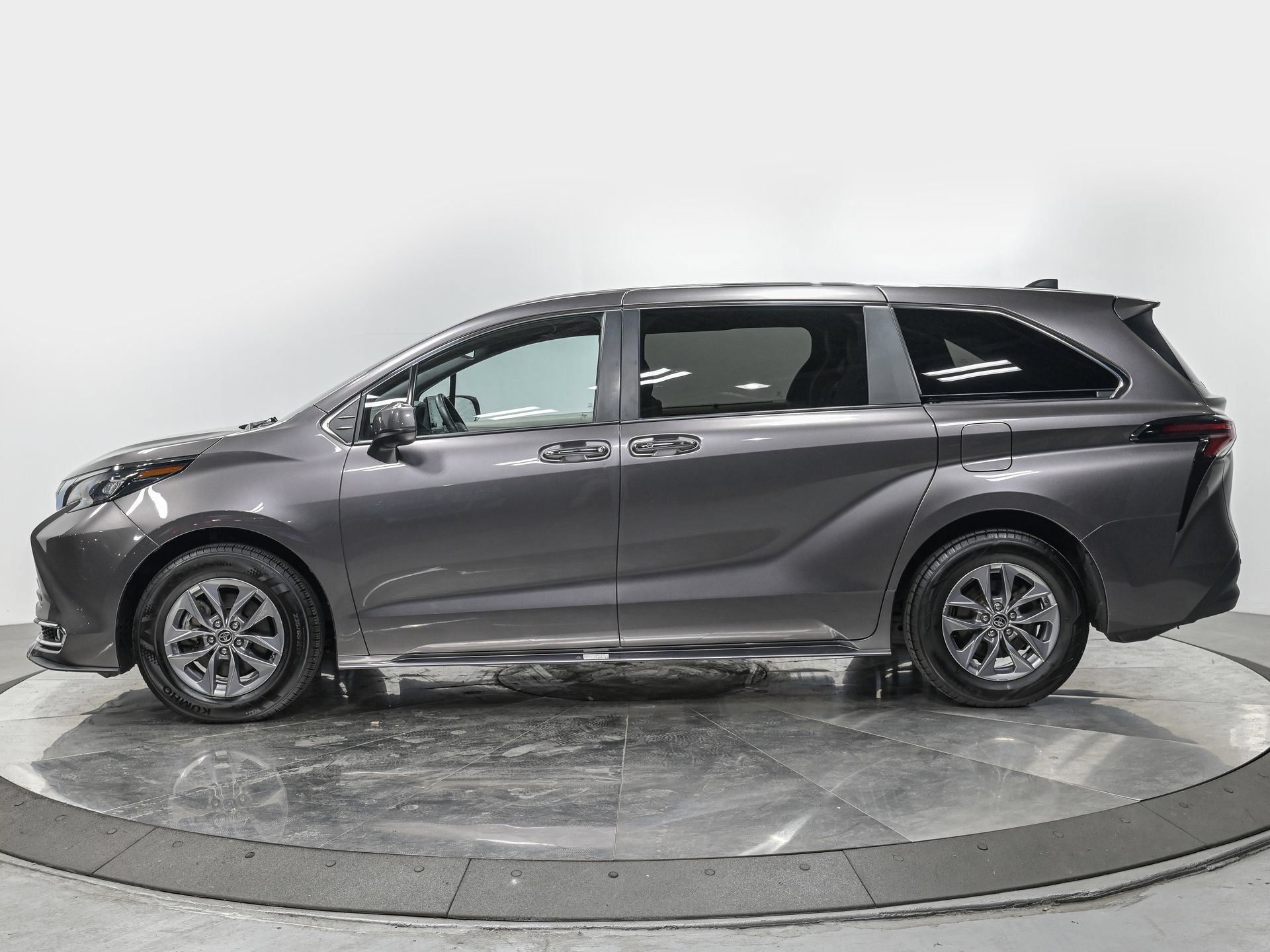 Used 2024 Toyota Sienna XLE FWD image 2