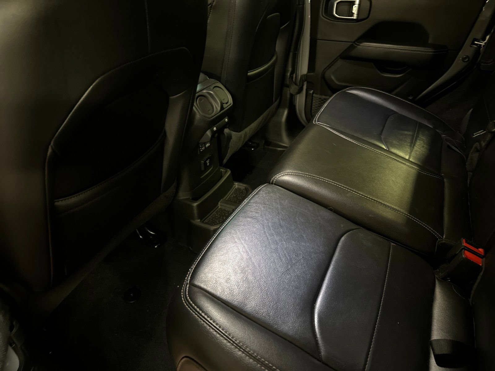 Used 2022 Jeep Wrangler Unlimited Sahara w/ Safety Group image 11