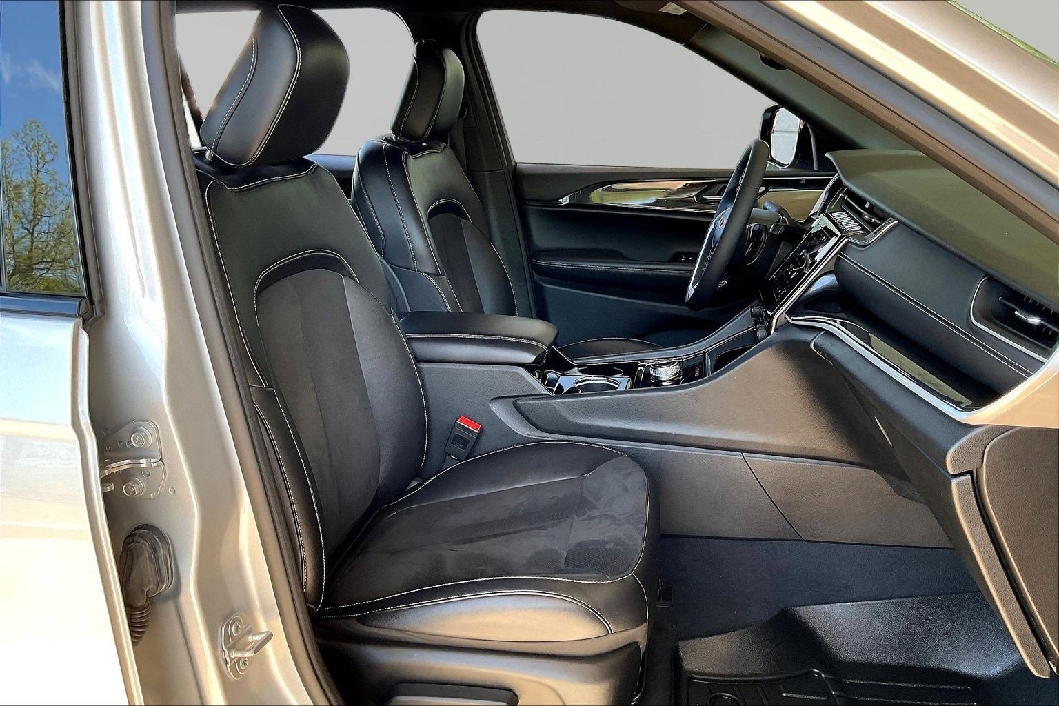 Used 2023 Jeep Grand Cherokee L Laredo AWD/4WD image 29