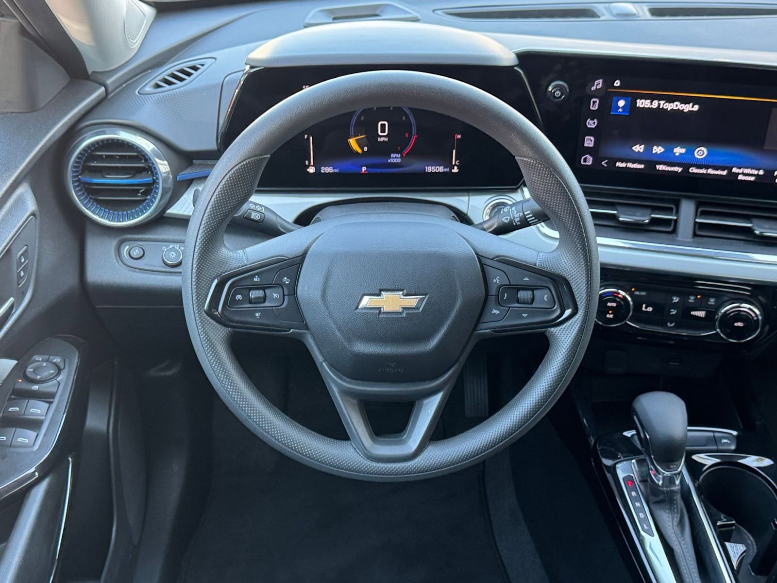Used 2025 Chevrolet Trax LT FWD image 28
