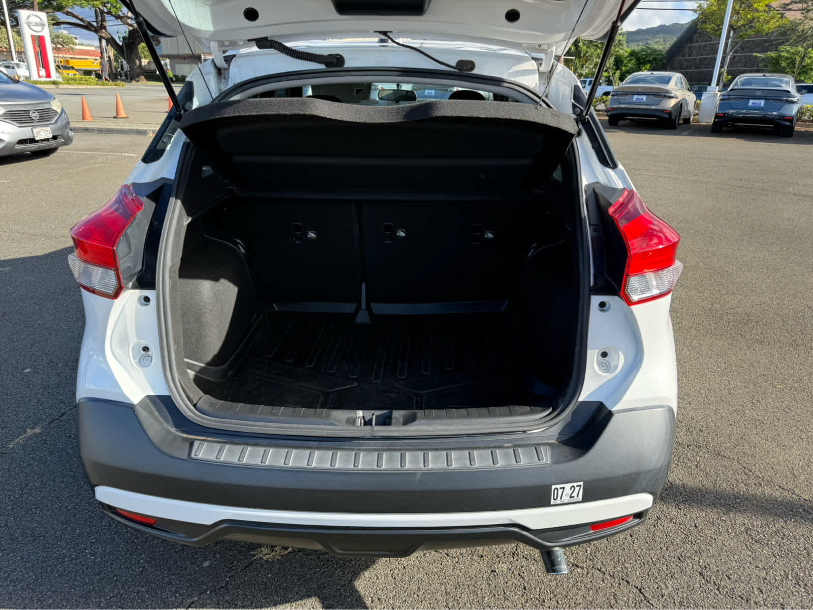 Used 2019 Nissan Kicks SR w/ SR Premium Package FWD image 11