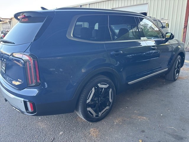 Used 2024 Kia Telluride EX w/ EX Captain's Chair Package image 4