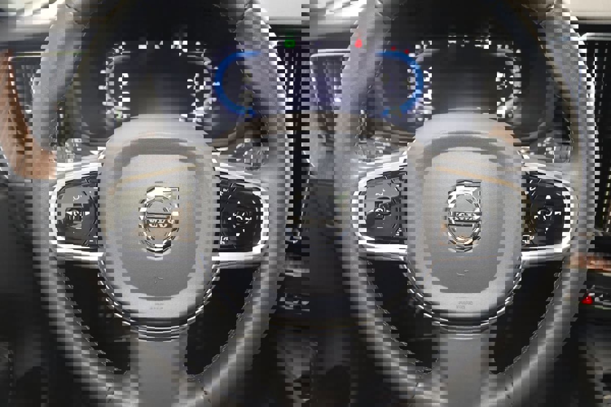 Used 2023 Volvo XC60 B5 Plus image 36