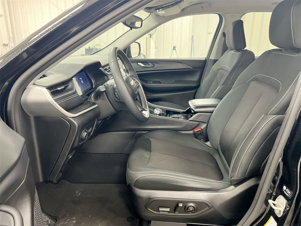 Used 2023 Jeep Grand Cherokee Laredo image 18