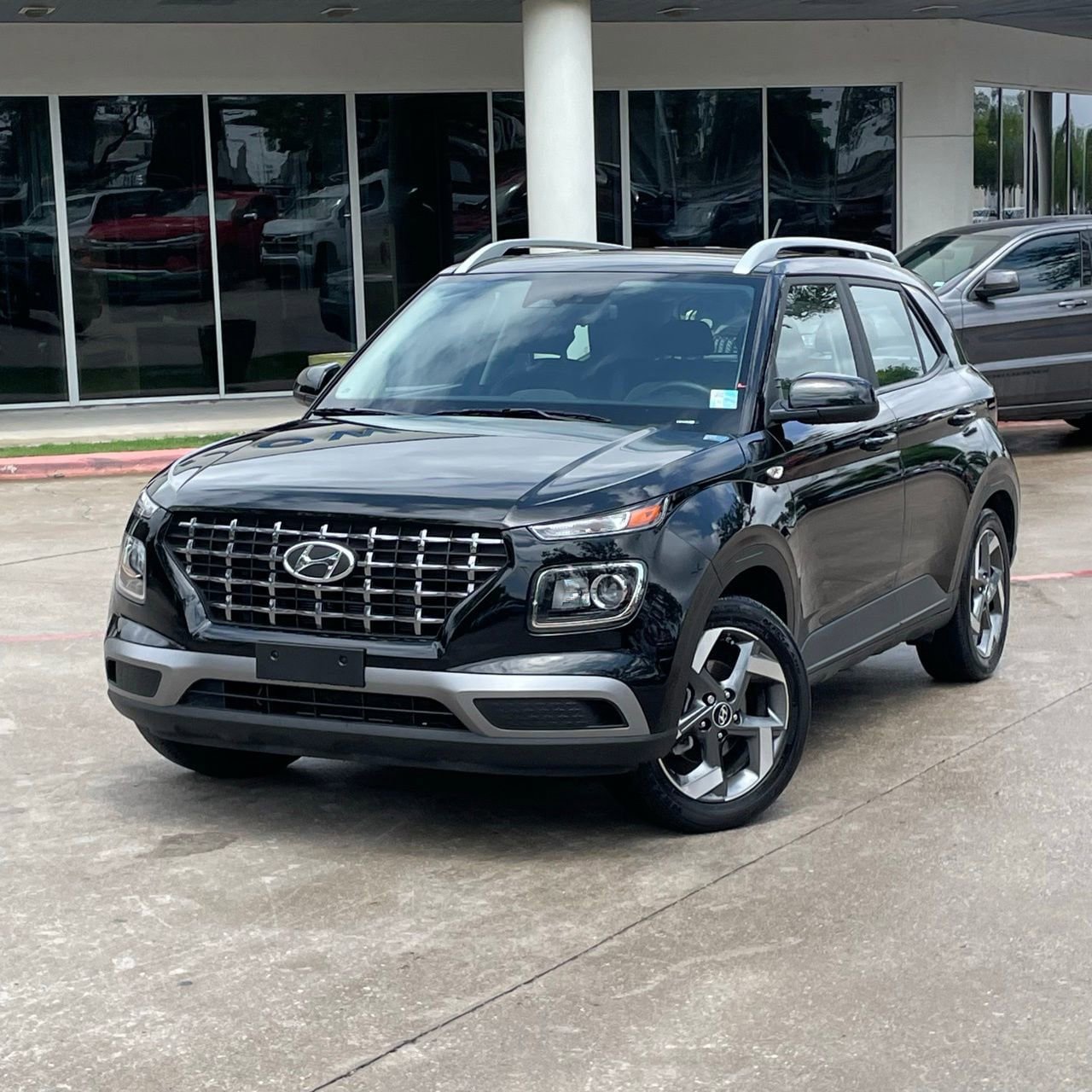 Used 2025 Hyundai Venue SEL FWD image 9