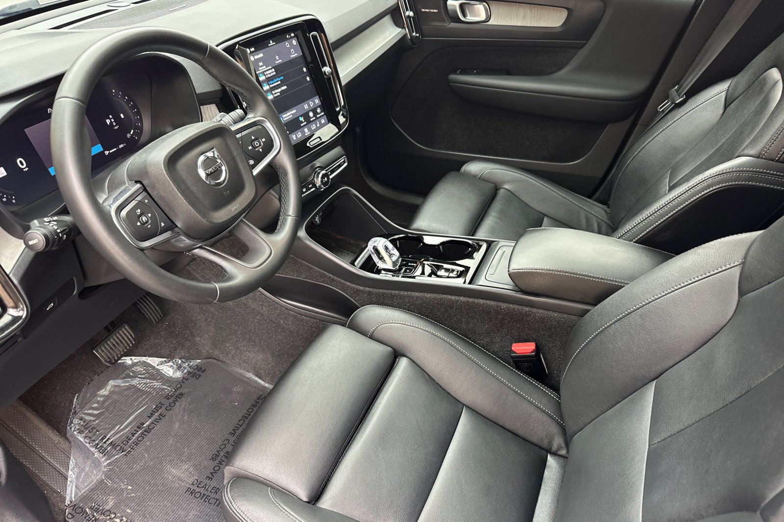 Certified 2024 Volvo XC40 B5 Plus w/ Climate Package AWD/4WD image 11