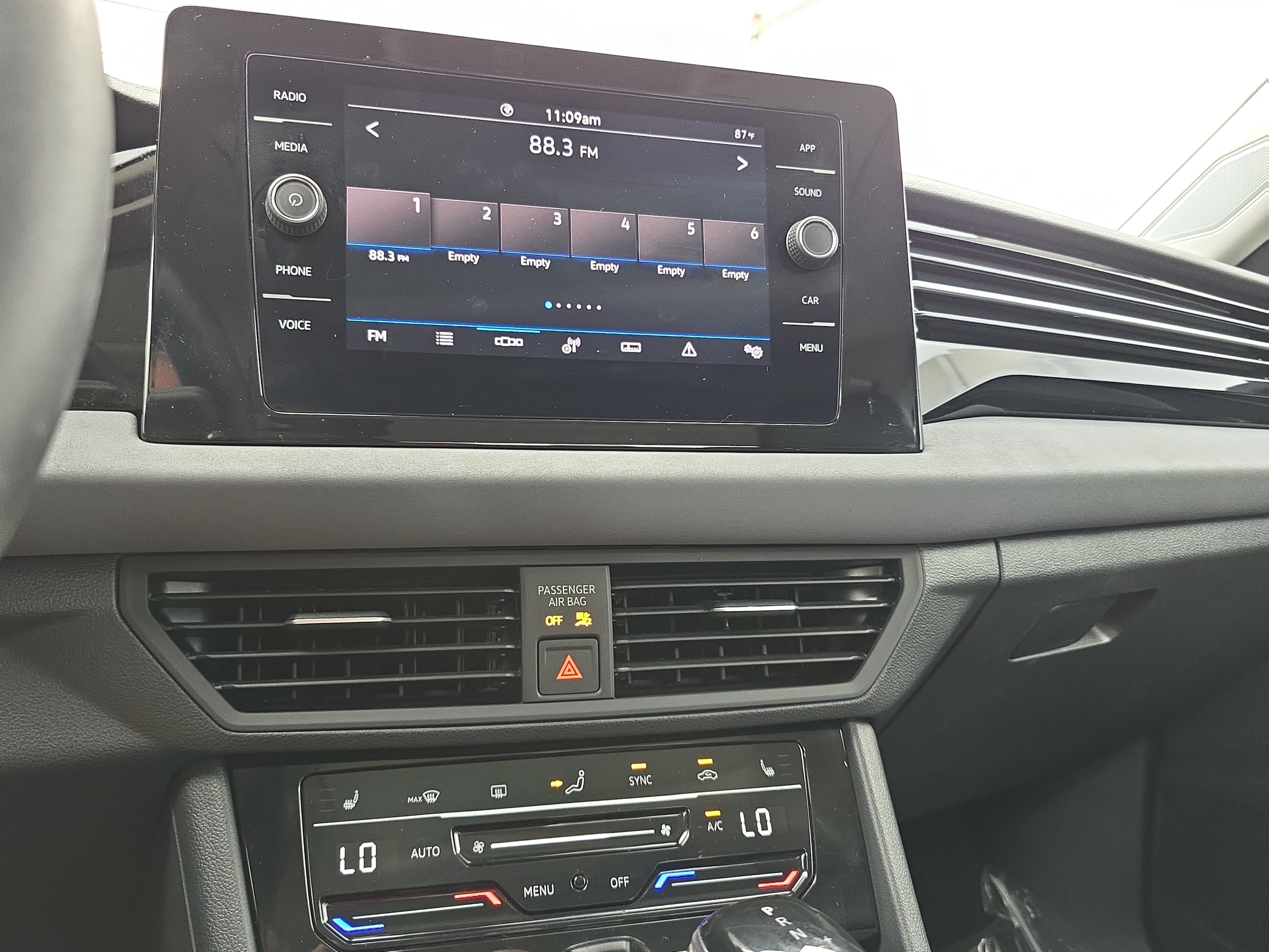 Certified 2025 Volkswagen Jetta SE w/ Sunroof Package FWD image 19