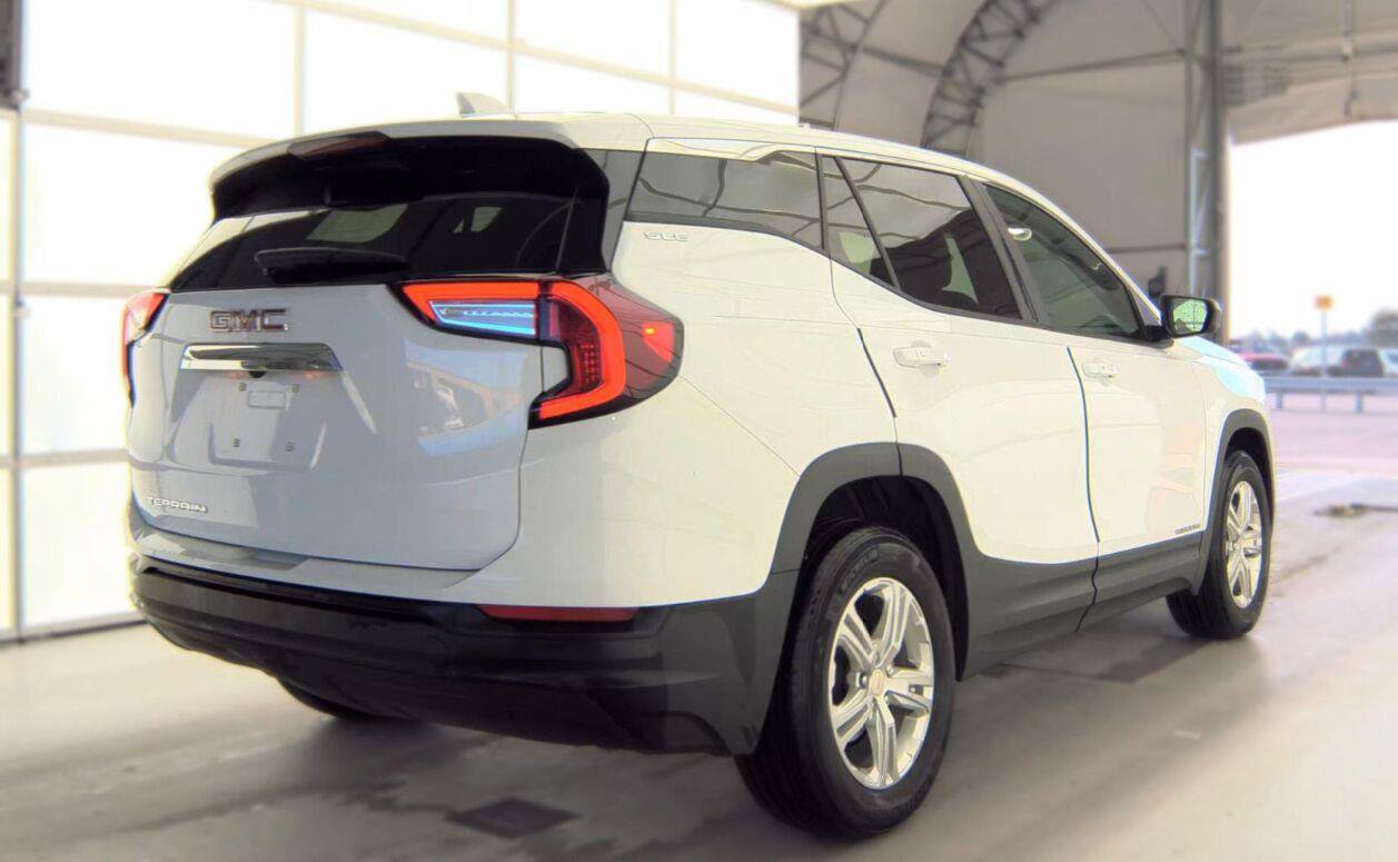 Used 2024 GMC Terrain SLE FWD image 3