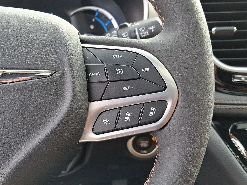 Certified 2025 Chrysler Pacifica Pinnacle FWD image 23