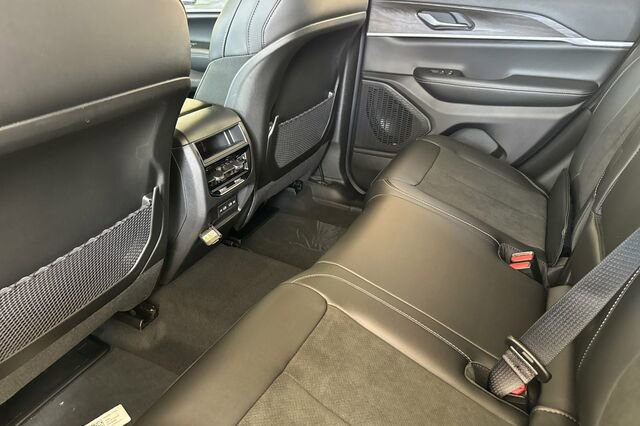 New 2026 Jeep Grand Cherokee Altitude image 9