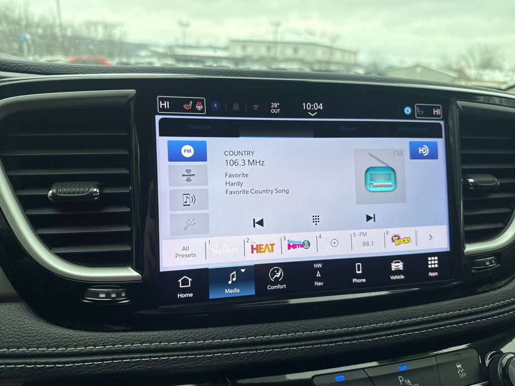 Used 2024 Chrysler Pacifica Select image 26