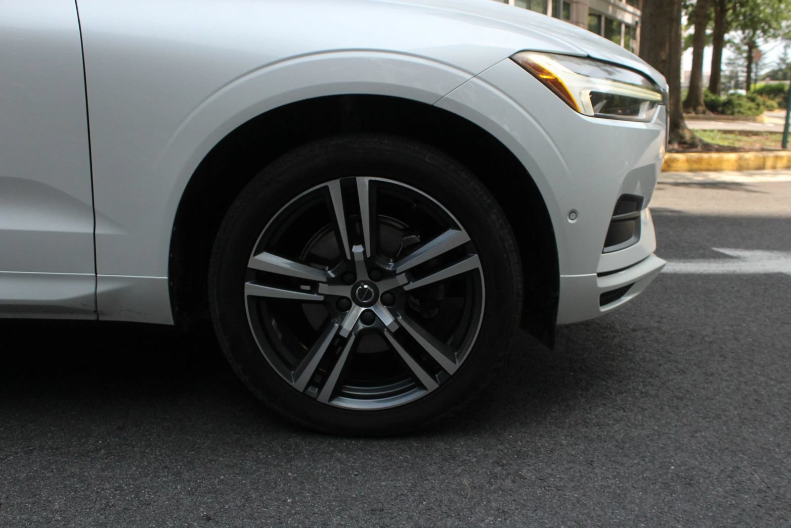 Used 2019 Volvo XC60 T5 Momentum w/ Multimedia Package AWD/4WD image 4