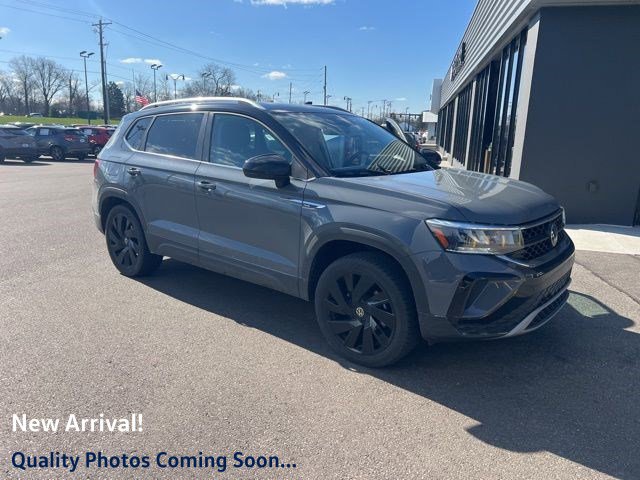 Used 2024 Volkswagen Taos SE w/ Panoramic Sunroof Package