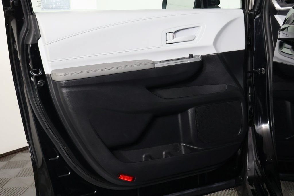 Used 2026 Toyota Sienna LE FWD image 13
