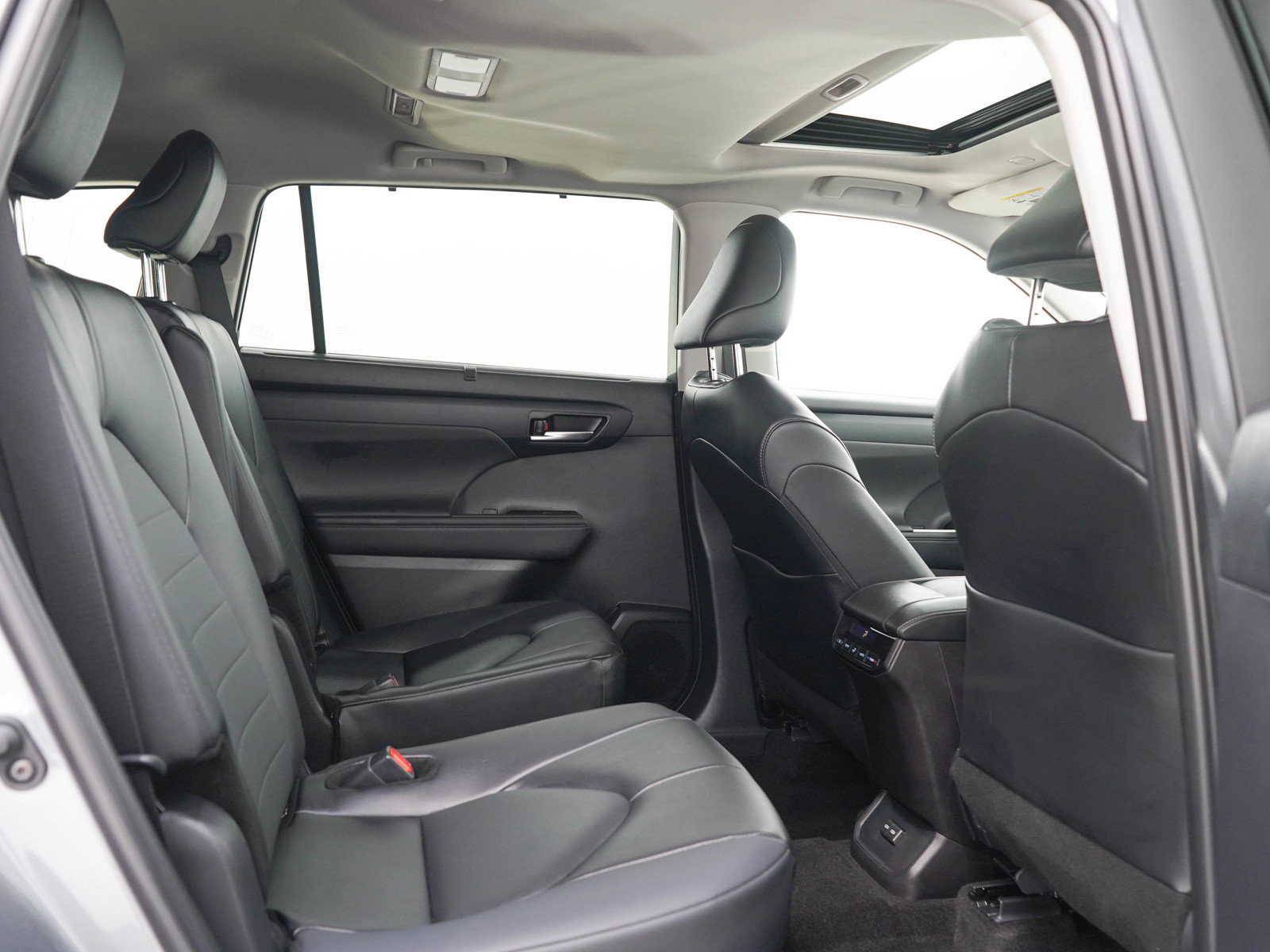 Used 2026 Toyota Highlander XLE AWD/4WD image 14