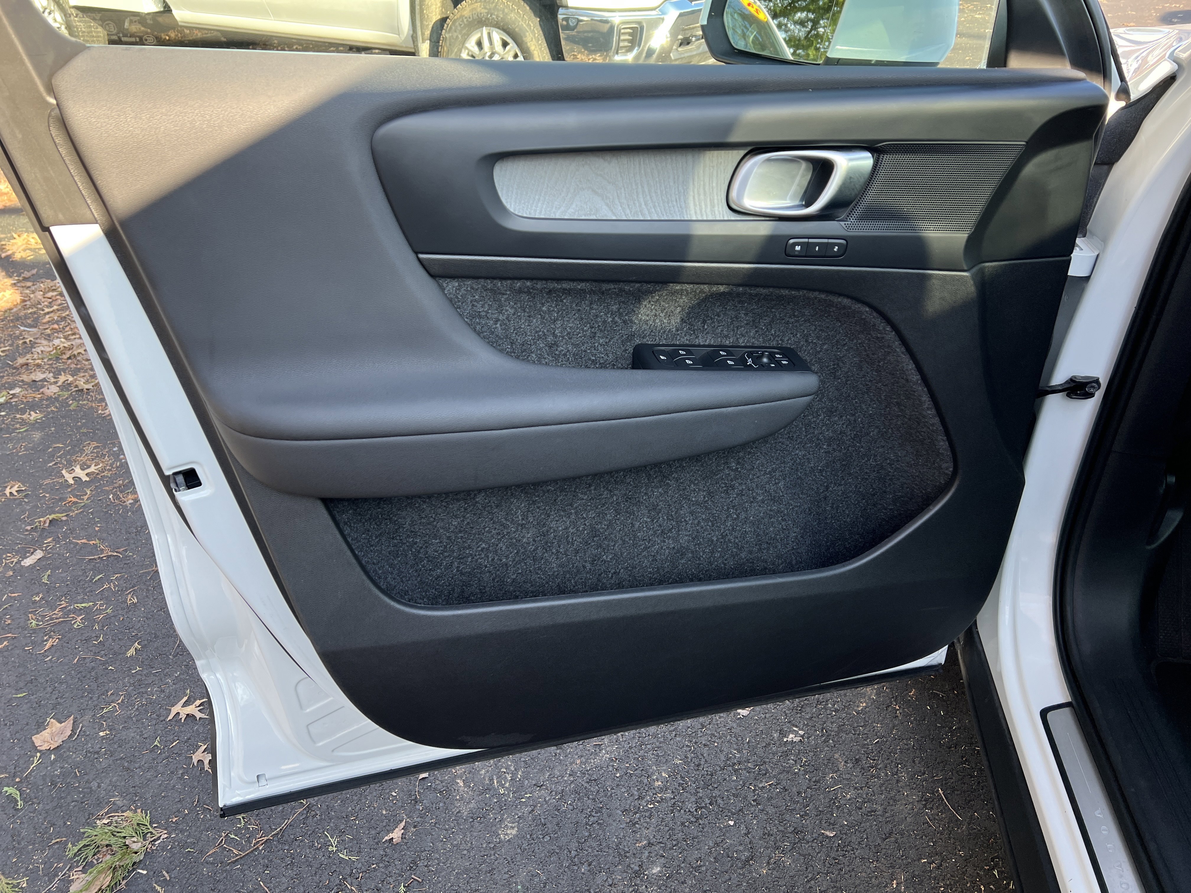 Used 2025 Volvo XC40 B5 Plus image 14