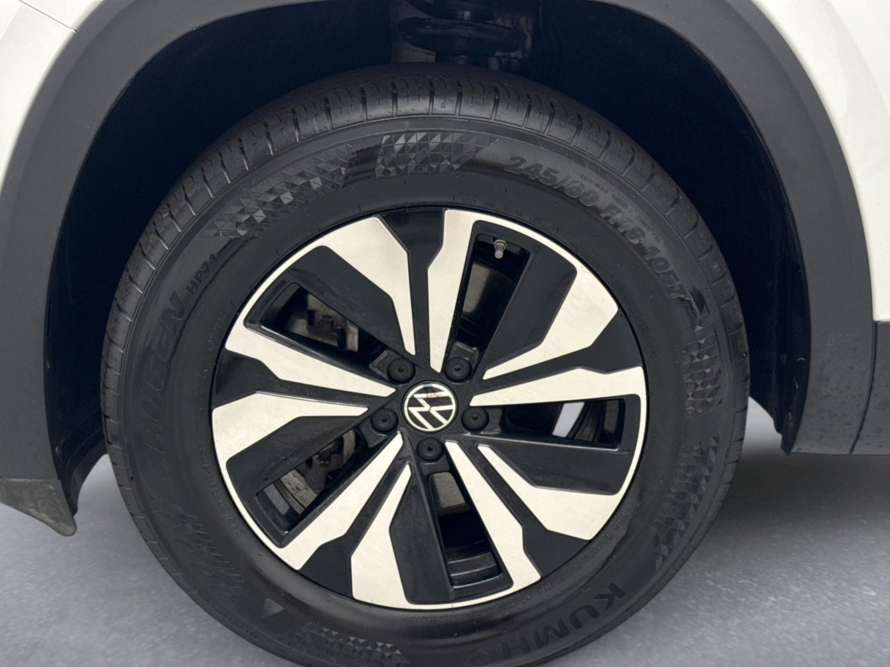 Used 2024 Volkswagen Atlas Cross Sport SE image 23